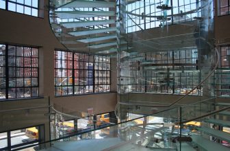 Apple Store’s glass staircase wows NYC: Today in Apple history